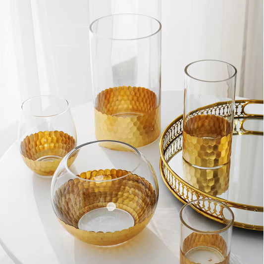 “Aurora” Hammered‑Gold Hurricane Set – Vierdelige Gouden Glazen Kaarsenhouders