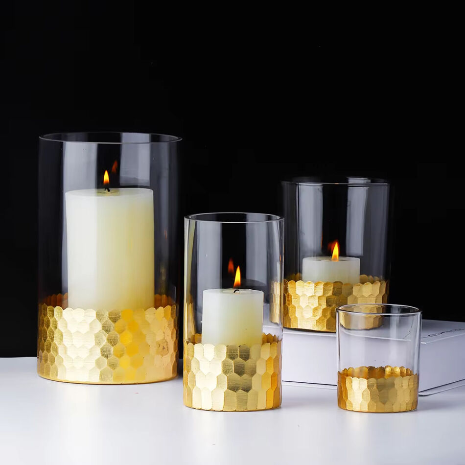 “Aurora” Hammered‑Gold Hurricane Set – Vierdelige Gouden Glazen Kaarsenhouders